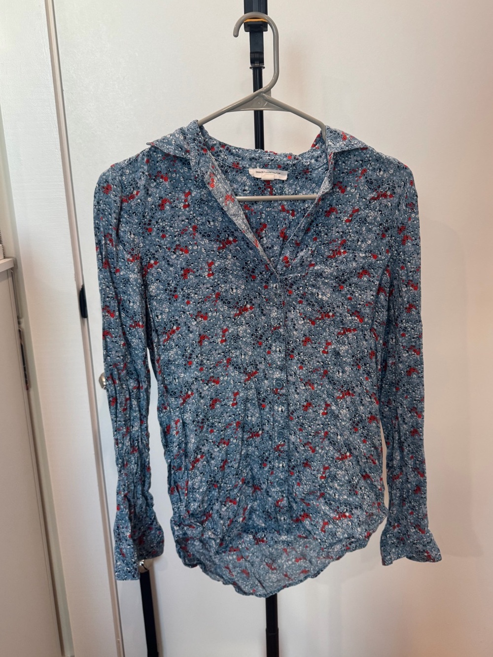 beachlunchlounge Blue Floral Button-Up Blouse with Red Accents